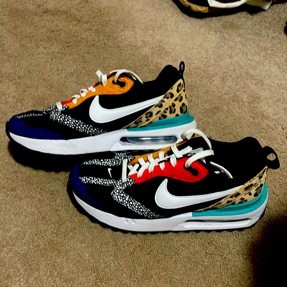 Nike sneakers in perfect condition. Size 6.5. Only worn 3 times. Like new!